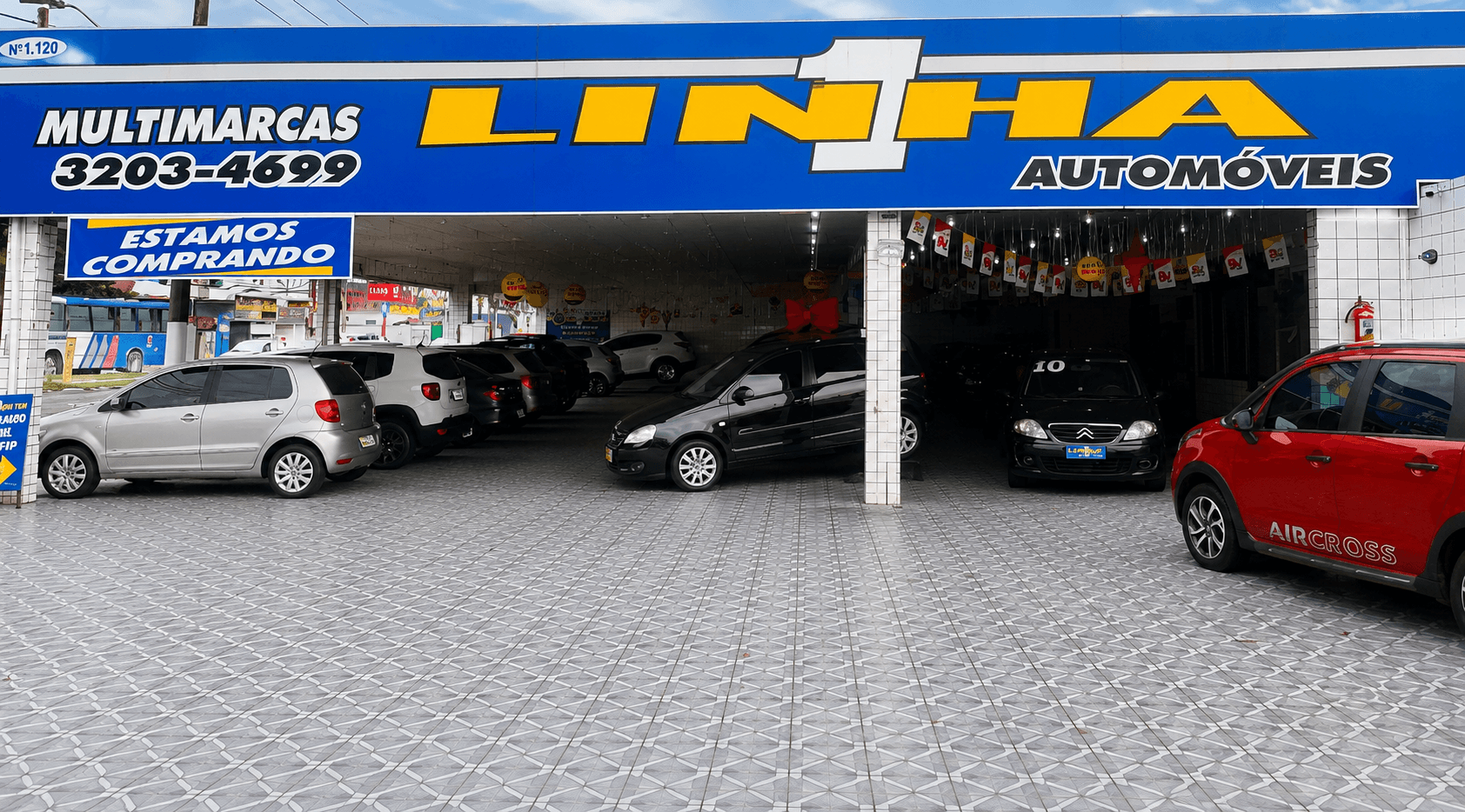 Fachada da Linha 1 Automóveis em Areia Branca, Santos/SP